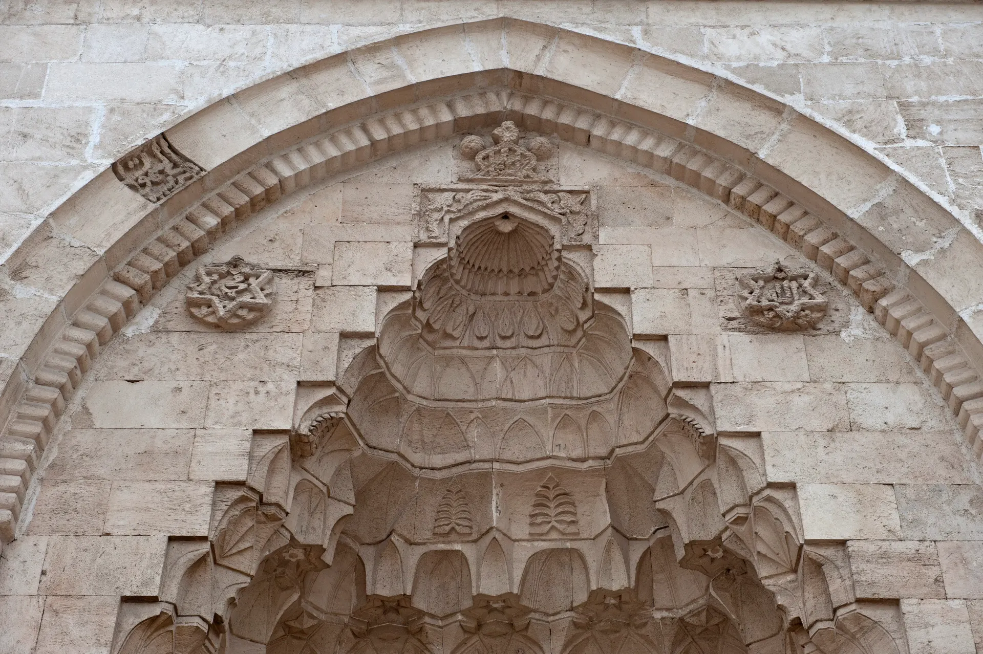 Hatuniye Medresesi taç kapısı, Hatuniye Medresesi