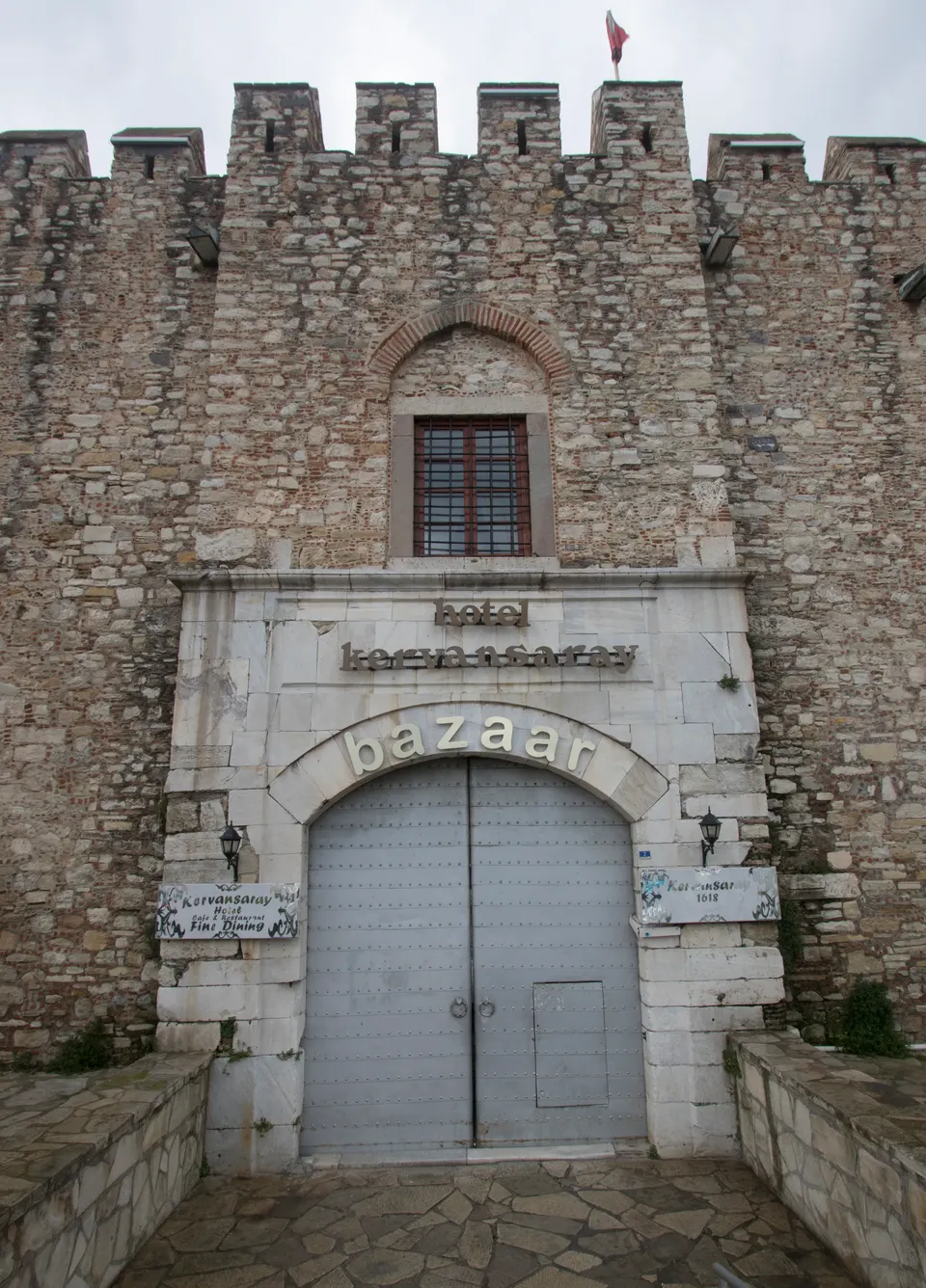 Kervansaray ana kapısı, Öküz Mehmet Paşa Kervansarayı