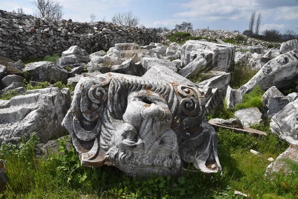 Hadrian Tapınağı'nda mimari parçalar, Kyzikos Antik Kenti