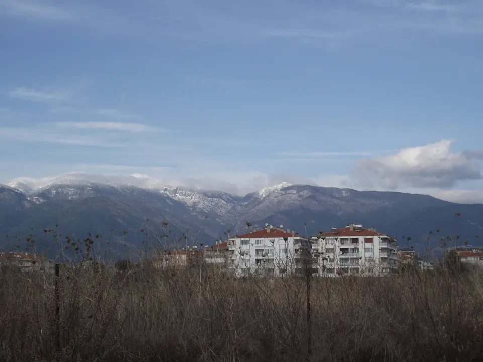 Akçay'dan karlı Kaz Dağları, Akçay Sahili ve Sarıkız Heykeli