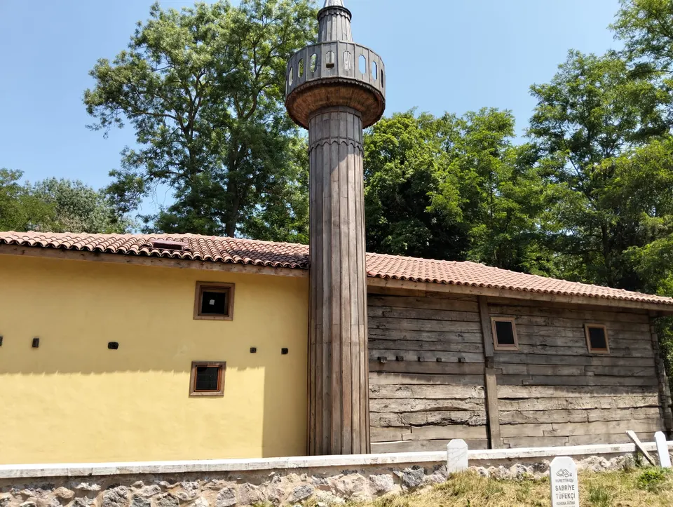 Orhan Camii, yan cephe ve minare, Büyükesence Orhan Camii