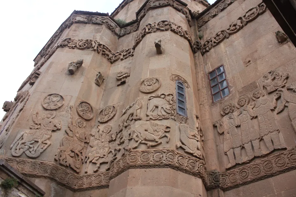 Akdamar Kilisesi, cephe kabartmaları, Akdamar Adası ve Akdamar Kilisesi