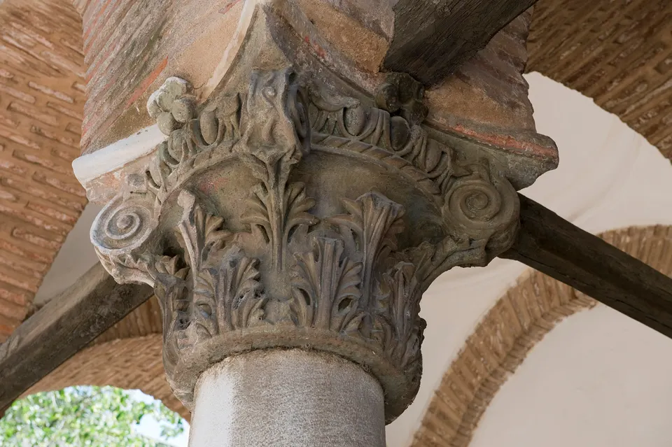 Kurşunlu Camii, devşirme sütun başlığı, Kurşunlu Camii