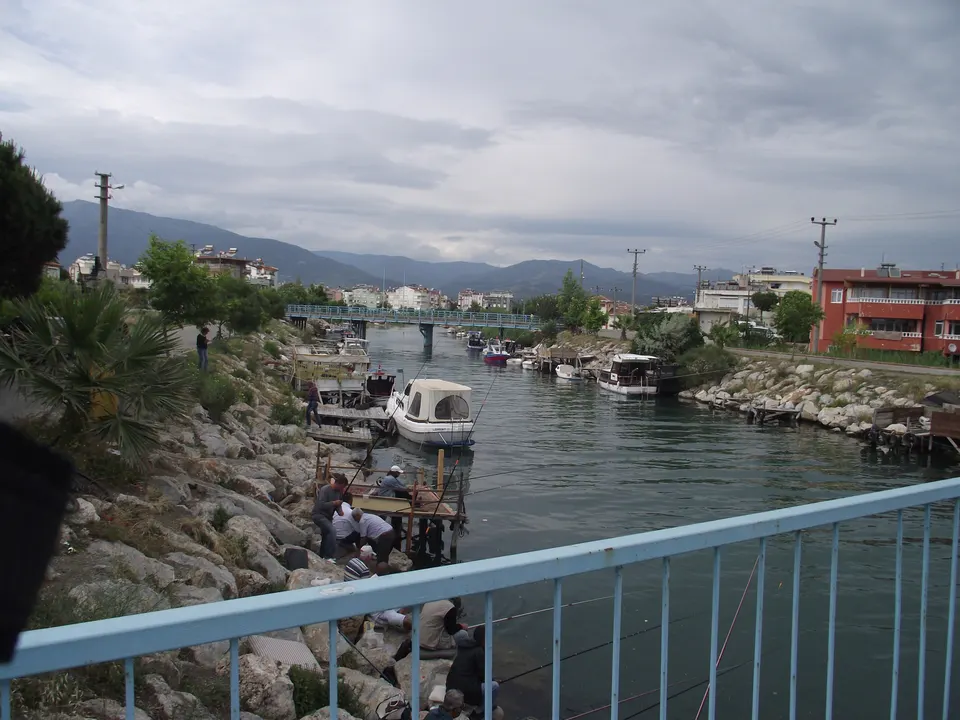 Akçay Sahili ve Sarıkız Heykeli