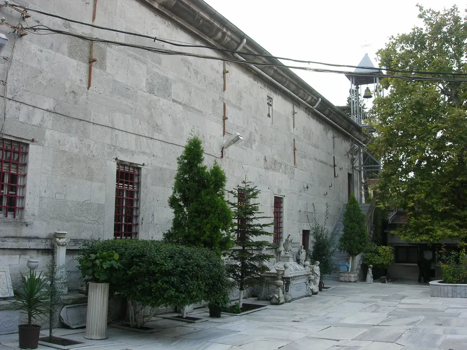 Balıklı Rum Kilisesi, avlu ve yan cephe, Balıklı Rum Kilisesi