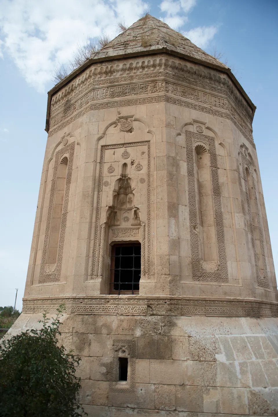 Halime Hatun Kümbeti, giriş cephesi, Halime Hatun Kümbeti