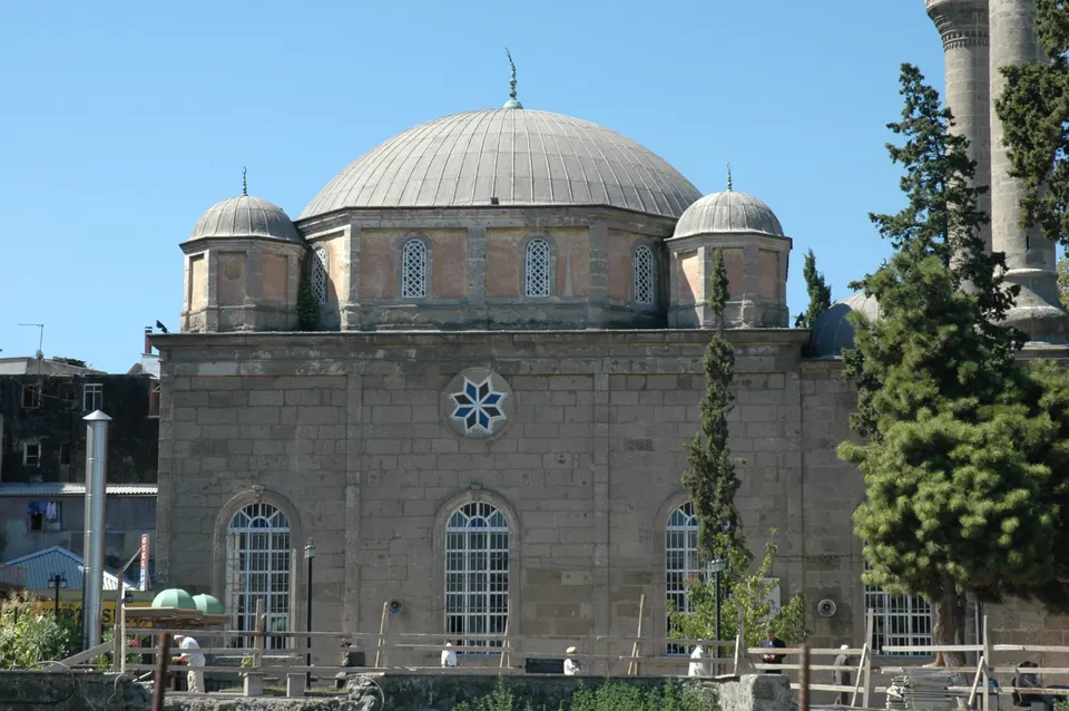 Büyük Cami, kubbeler, Saathane Meydanı ve Büyük Cami