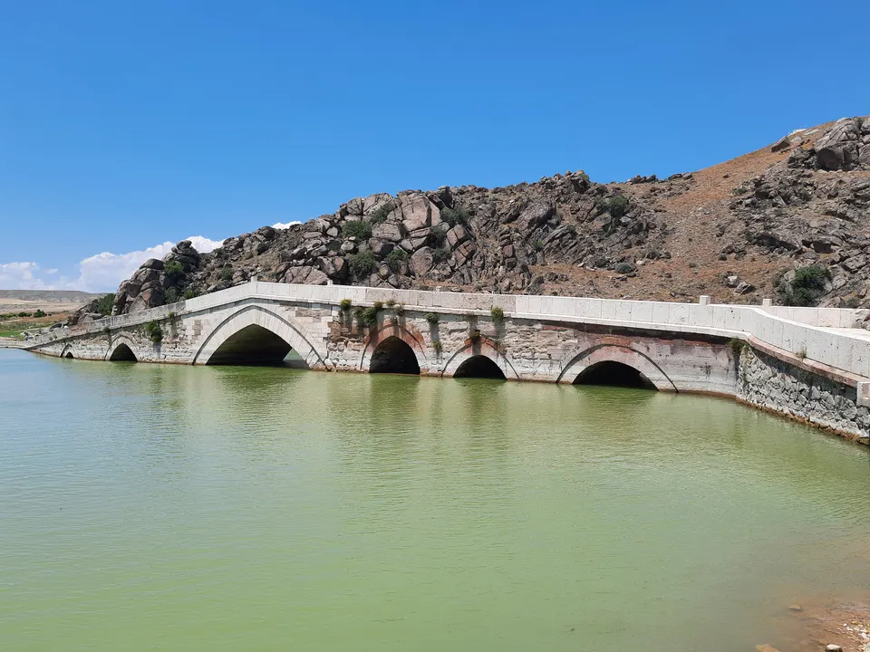 Çeşnigir Köprüsü ve Kanyonu
