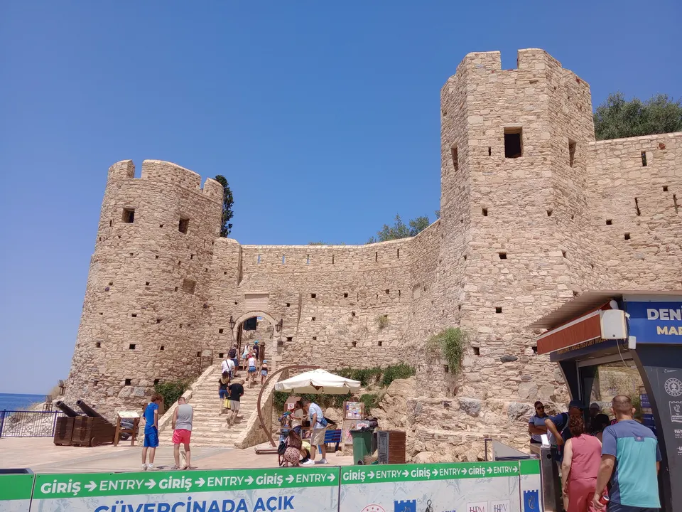 Güvercinada Kalesi girişi, Güvercinada Kalesi