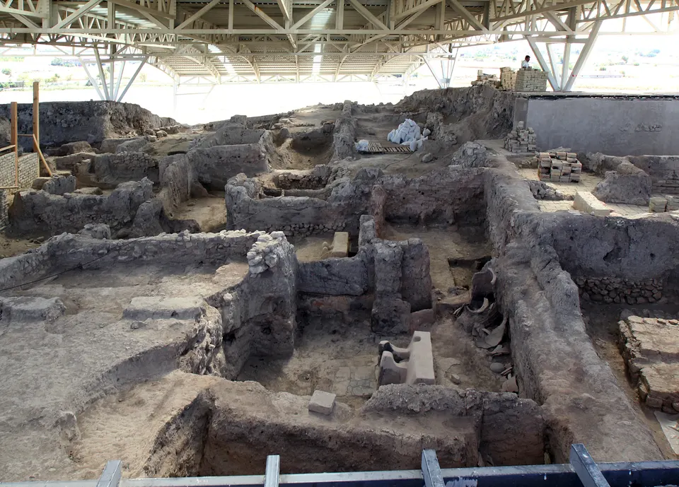 Koruma çatısı altındaki kalıntılar, Beycesultan Höyüğü